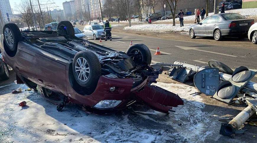 В Минске автомобиль протаранил светофор и опрокинулся