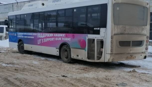 В Сыктывкаре запустили автобусы с символикой ЧМ по хоккею с мячом