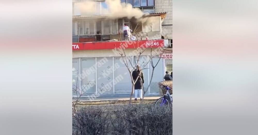 В Киеве сотрудник Новой почты спас пожилую женщину из пожара (видео)