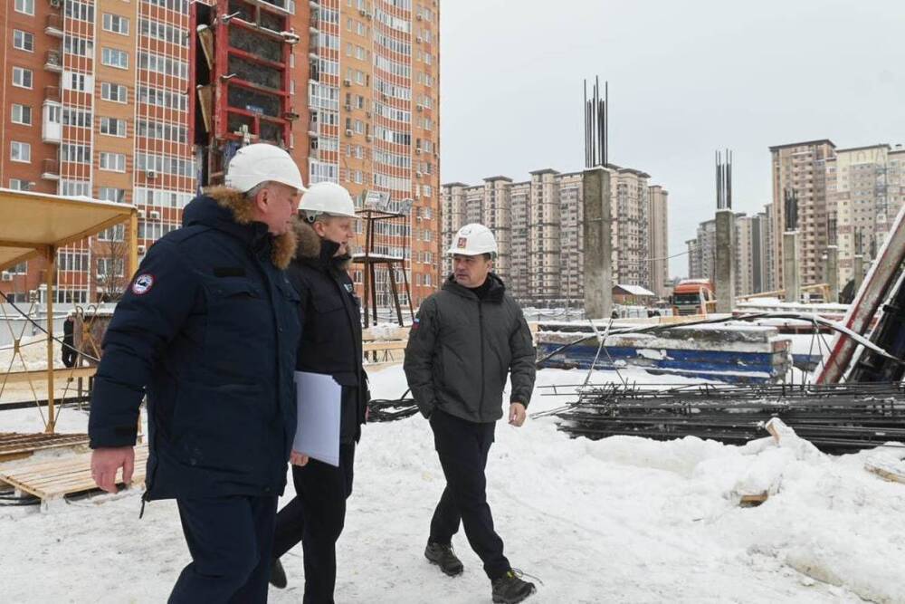 Андрей Воробьёв проверил ход строительства школы в ЖК Гусарская баллада