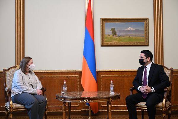 Ничего личного, только бизнес-класс: временный президент Армении принял посла США