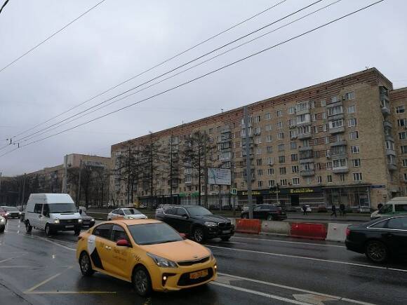 На юге Москвы автомобиль такси сбил перебегавшего дорогу подростка
