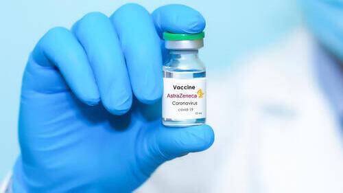Вместо вакцины Pfizer: израильтян с ослабленным иммунитетом привьют препаратом AstraZeneca