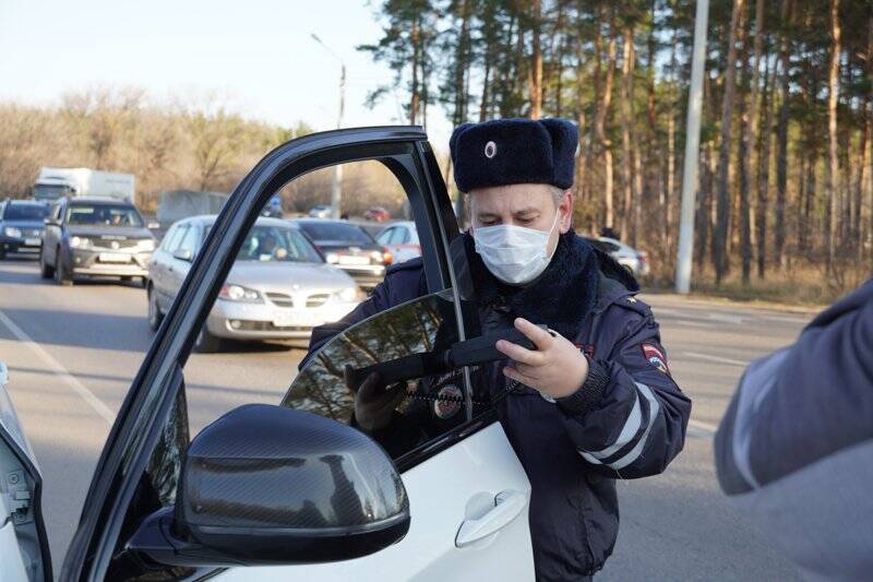Инспекторы ГИБДД объявили в Воронеже рейд по выявлению тонированных машин