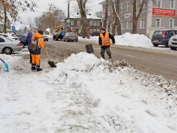 Автовладельцев из областной столицы предупредили о завтрашней уборке снега с трех парковок