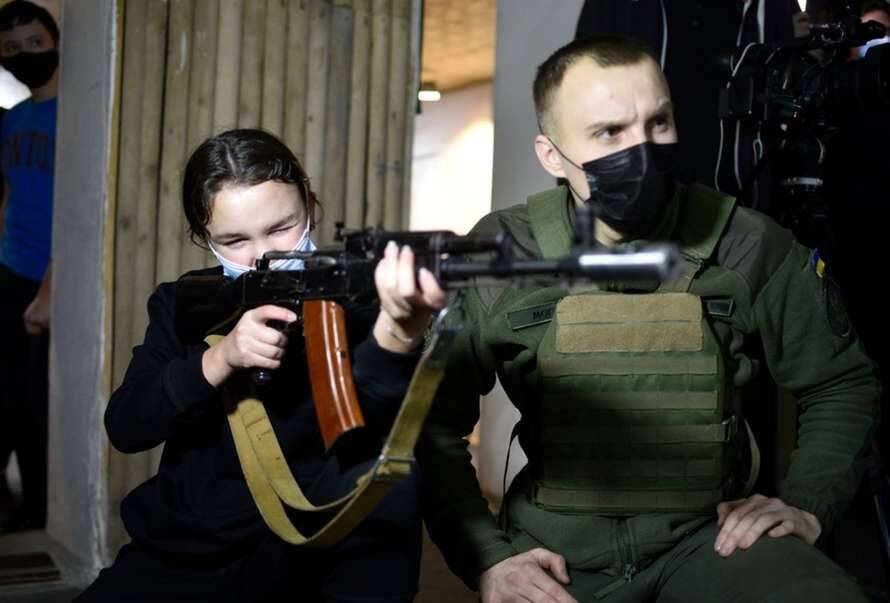 Школьников Львова готовят к войне с Россией: учат стрелять и перевязывать раны