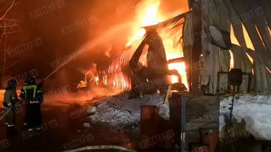 МЧС ликвидировало открытое горение в складском ангаре в Туле
