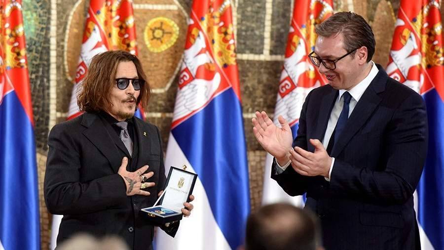 Президент Сербии вручил Джонни Деппу медаль за заслуги
