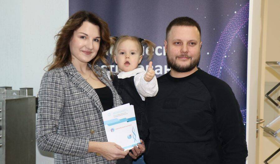 Белорусские ученые вручили 20-тысячный генетический паспорт семейной паре из Ошмян