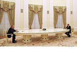 Переговоры Шольца и Путина: все тот же длинный стол и "странные требования" Кремля