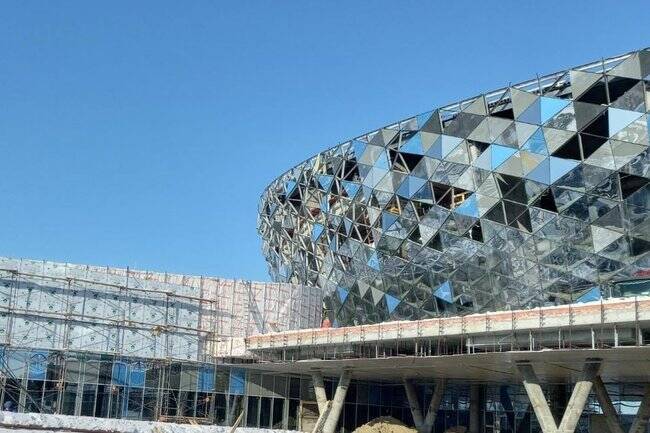 На новой ледовой арене в Новосибирске развернули комплекс отделочных работ