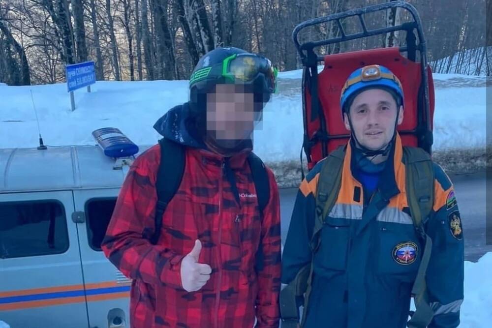 В горах Сочи спасатели эвакуировали сошедшего с трассы сноубордиста