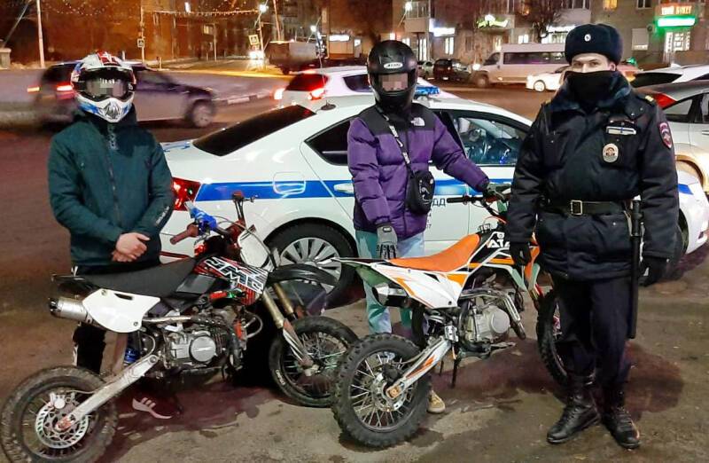 В Рязани два 16-летних подростка катались на мотоциклах без прав