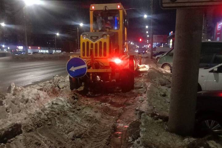 Более 320 рабочих вывозят снег с улиц Тулы