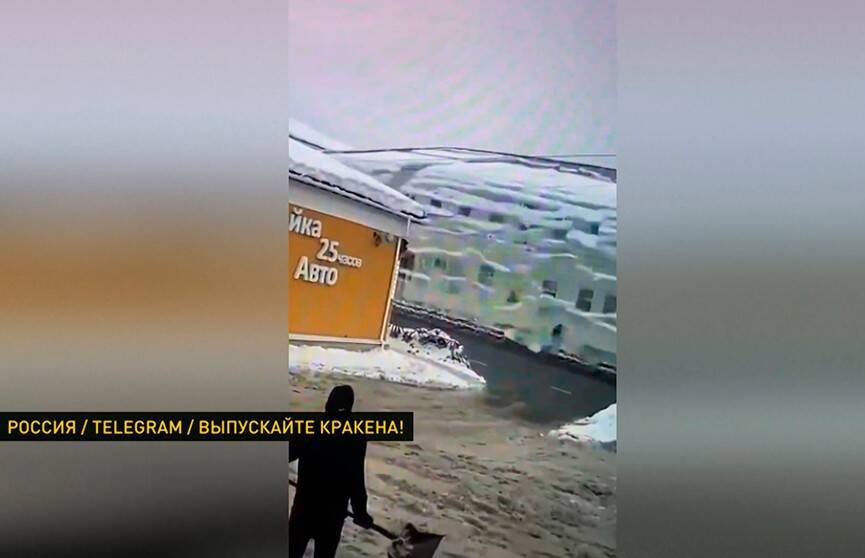 В России на семью с ребенком обрушилась лавина снега