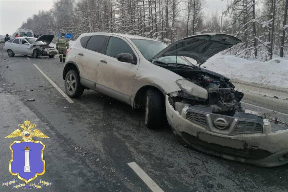 На трассе Ульяновск - Самара столкнулись иномарка и ВАЗ. Пострадал человек