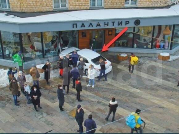 В центре Москвы автомобиль выскочил на тротуар и протаранил витрину магазина (фото)