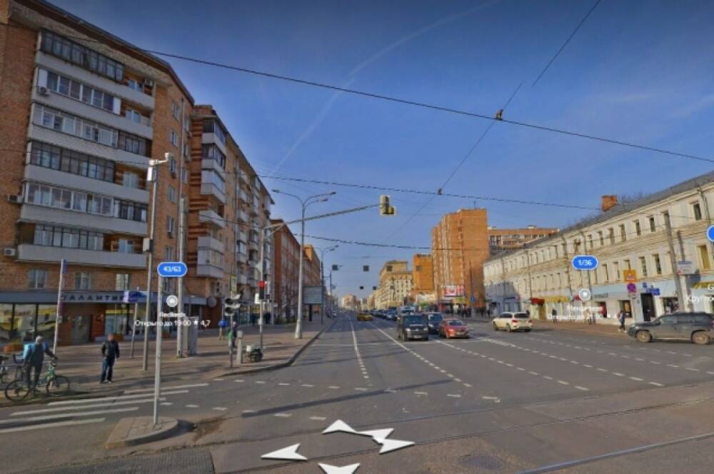 В Москве водитель «Камри» выехал на тротуар и врезался в витрину магазина