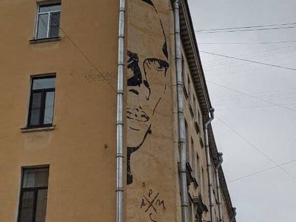 Портрет Даниила Хармса на улице Маяковского в Петербурге заменят световой проекцией