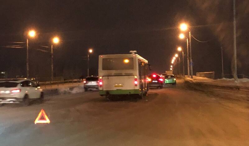 На мосту улицы Профсоюзной в Тюмени столкнулись машина и рейсовый автобус