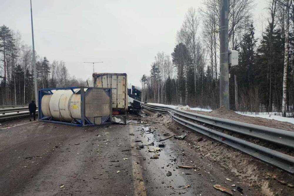 В Тверской области заснувший водитель врезался в стоящую фуру, есть пострадавший