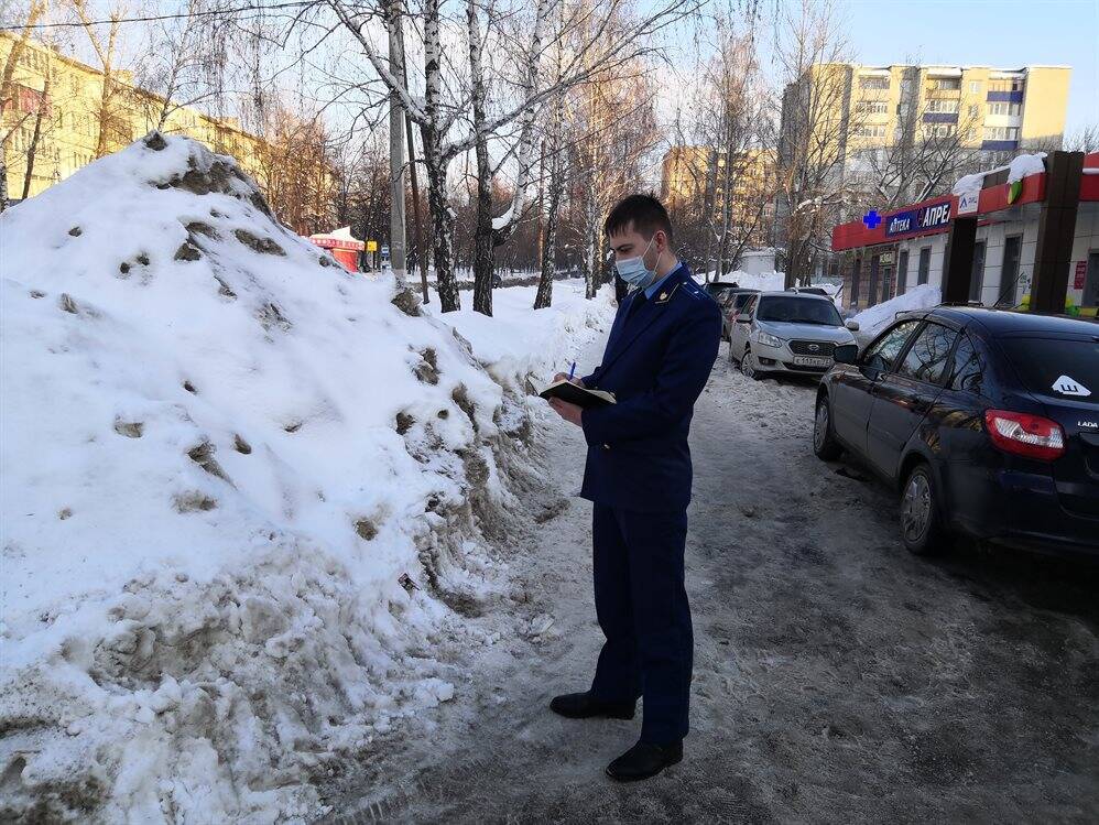 Почему не чищены дороги. Чистка снега. Ульяновск зимой. Зима прокуратура Ульяновск. Дорога не расчищена от снега.