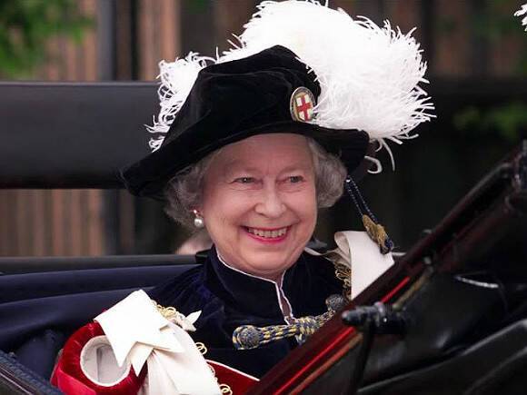 «Как видите, я не могу двигаться»: Королева Великобритании Елизавета II пожаловалась на здоровье
