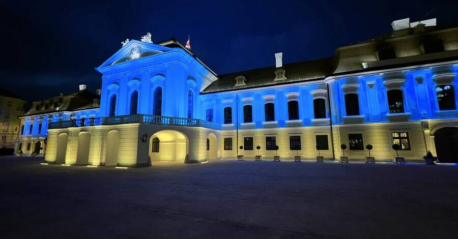 В День единства Словакия подсветила президентский дворец цветами украинского флага