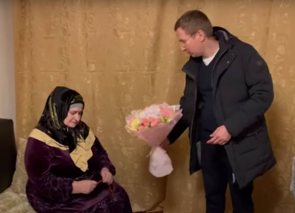 Депутат-единоросс Закускин, напавший на пожилую чеченку, пришел к ней с фруктами и цветами