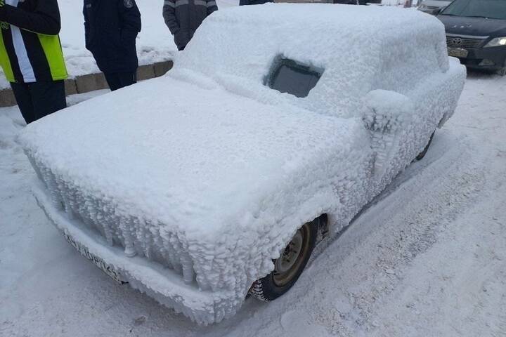 Инспекторы ГИБДД привлекли к ответственности водителя «замороженного» ВАЗ-2105 в Красноярске