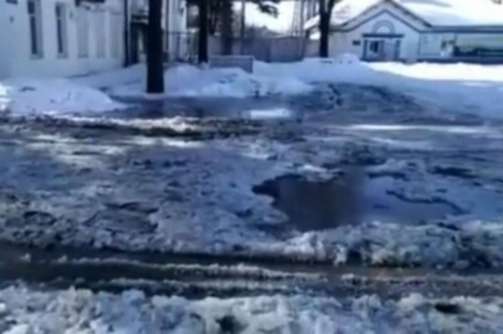 В Хабаровске затопило улицу, несколько домов остались без холодной воды