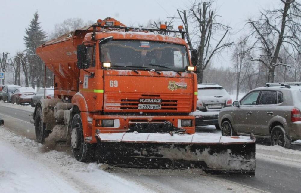Прокуратура вынудила коммунальщиков убрать снег с улиц в Московском районе Твери