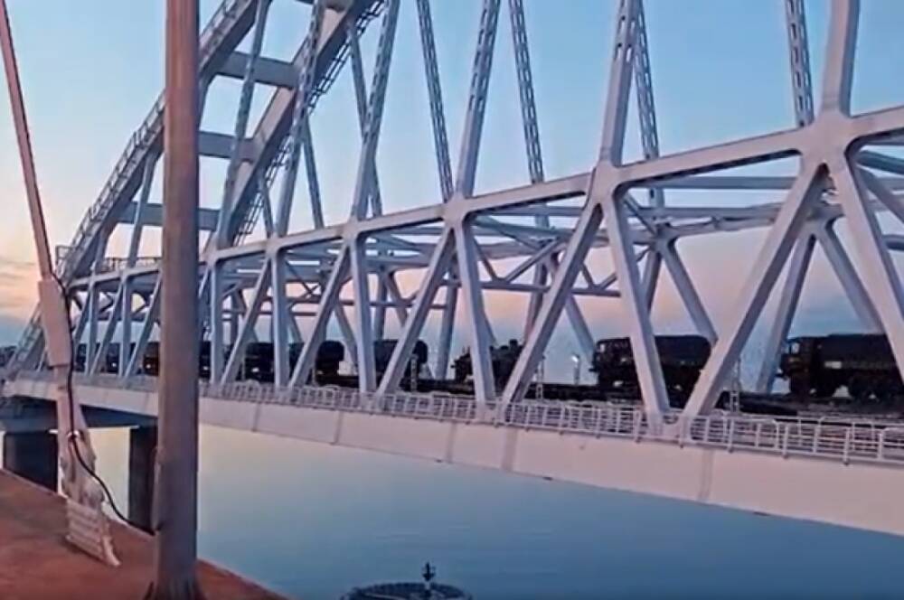 Новый эшелон с военной техникой подразделений ЮВО пересёк Крымский мост
