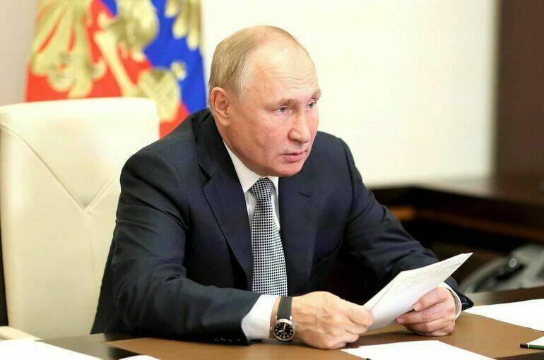 Путин предложил создать систему социального сопровождения подростков