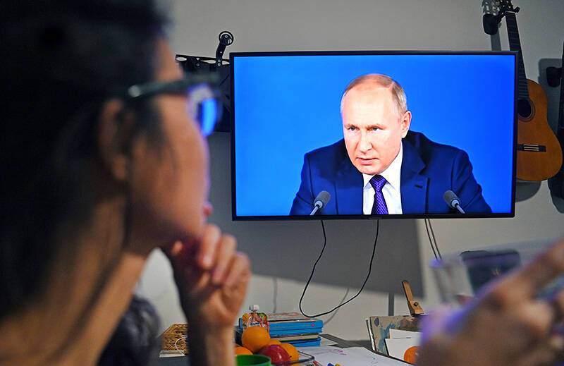 Путин потребовал обеспечить рост доходов россиян