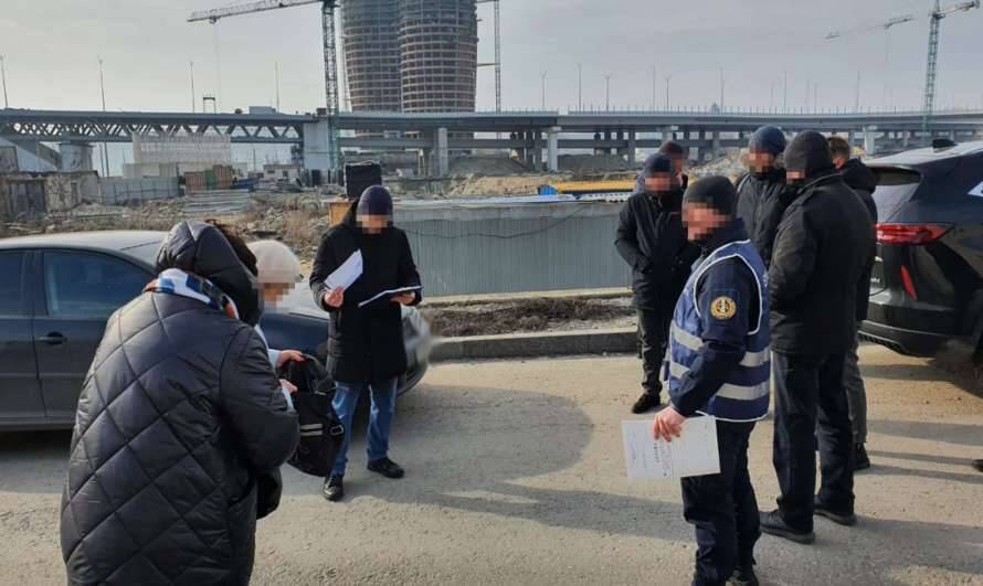 В Киеве силовики проводят осмотр Подольского моста