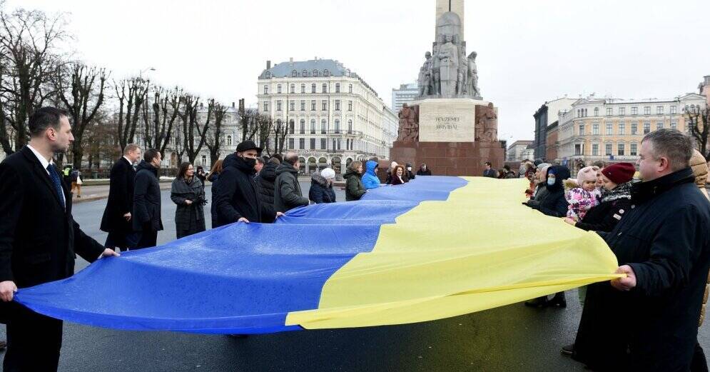 ФОТО. У памятника Свободы развернули 30-метровый флаг Украины