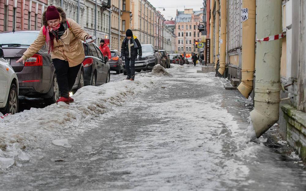 Коммунальщики должны выплатить 300 тысяч рублей пострадавшей от падения на льду жительнице Петербурга