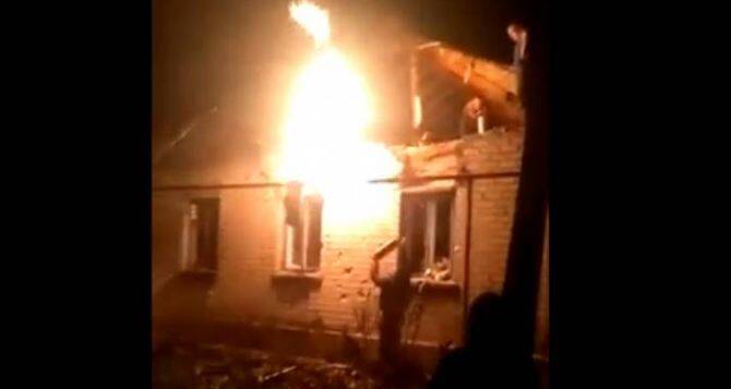 Вечером Станица Луганская снова попала под обстрел. Загорелись два дома.