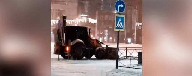 В Новосибирске оштрафовали водителя, который убирал снег на тракторе с тонированными стёклами