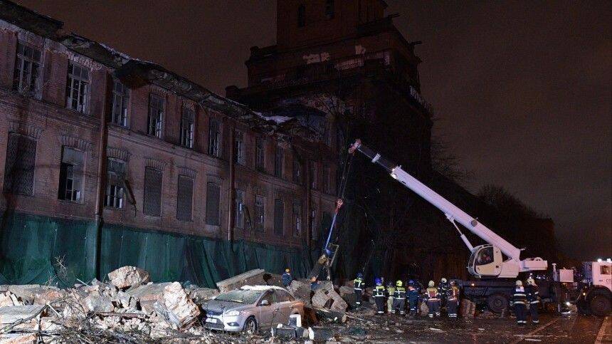 Пострадавшая при обрушении фасада старинного здания в Петербурге попала в больницу с переломами