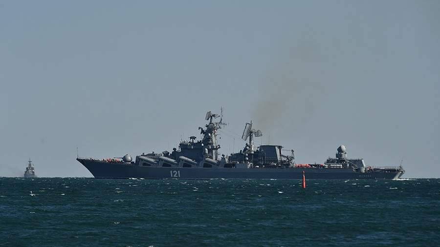 Ракетный крейсер «Москва» провел артиллерийские стрельбы в Черном море