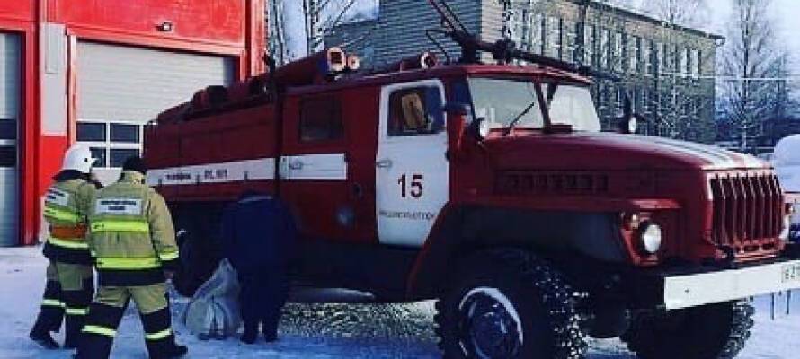 Добровольным сельским огнеборцам в Карелии подарили пожарный автомобиль