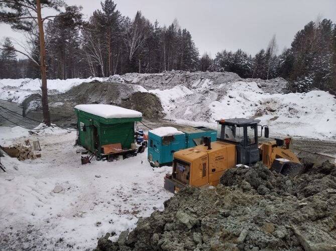 В Свердловской области спецназ задержал 20 человек, незаконно добывающих золото в лесу