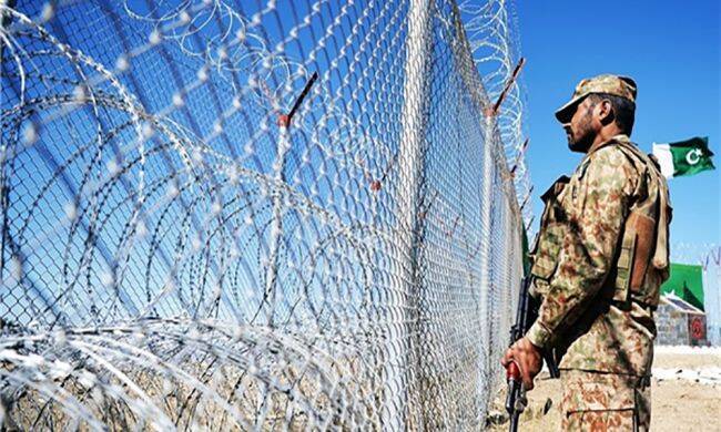 «Непрекращающиеся вылазки террористов»: Пакистан усилил охрану границы с Афганистаном