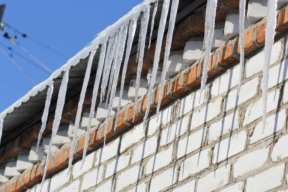 Перестарались: коммунальщики пробили крышу, очищая снег