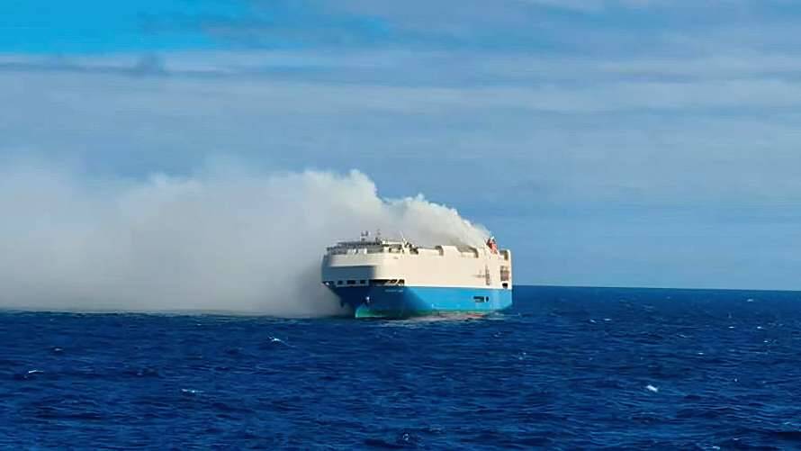 В Атлантическом океане горит судно с эксклюзивными марками авто (ФОТО, ВИДЕО)