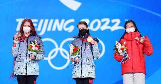 Щербакова и Трусова получили медали за одиночные соревнования на Олимпиаде в Пекине