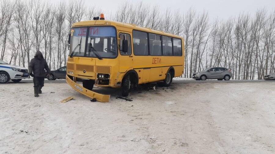 В Башкирии на дороге столкнулись авто и автобус с детьми
