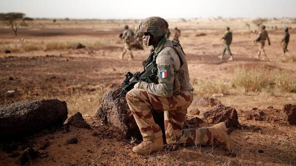 Не по Макрону миссия: Нигер приютит отступающий из Мали французский спецназ